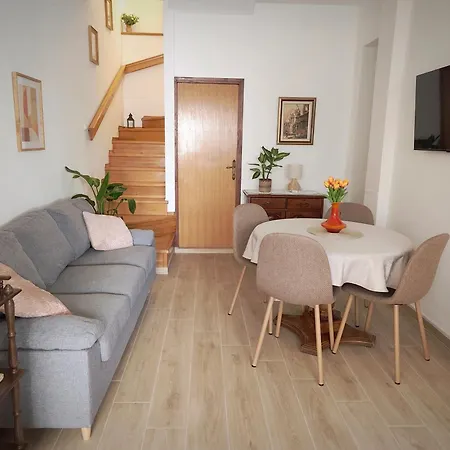 Appartamento Malenko - Charming 2-bedroom House Near Old Town