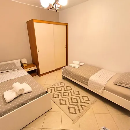 Malenko - Charming 2-bedroom House Near Old Town *
