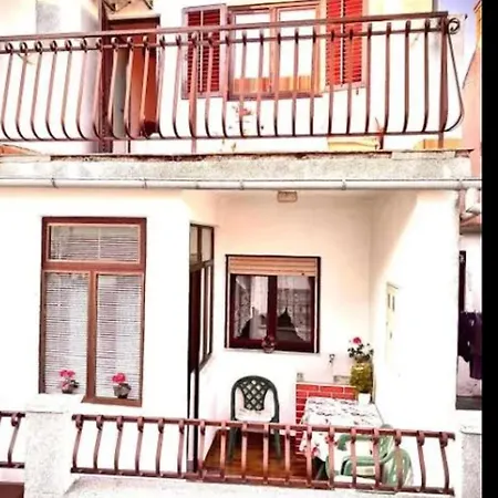 Malenko - Charming 2-bedroom House Near Old Town *